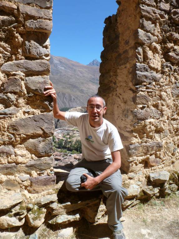 Visita às ruínas de antigos armazéns incas na montanha em frente à Ollantaytambo, no Valle Sagrado, perto de Cusco, no Peru